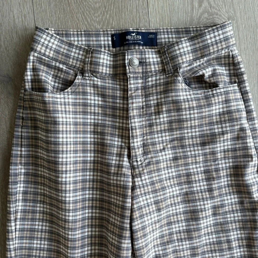 Hollister Ultra High-Rise Mom Pant Size S Plaid Grey Tan White Tapered Trousers